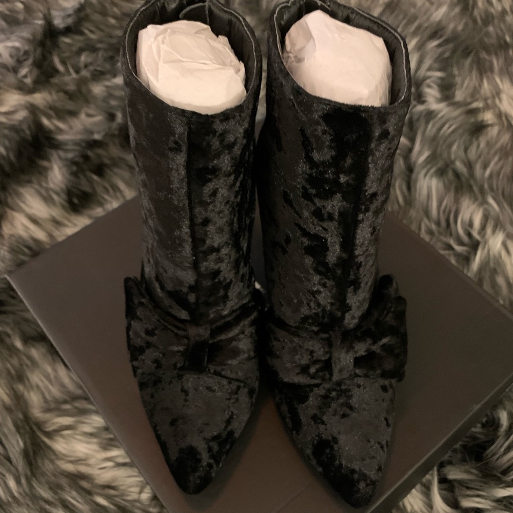 NIB Jacobies Yvone-4 Black Velvet Booties